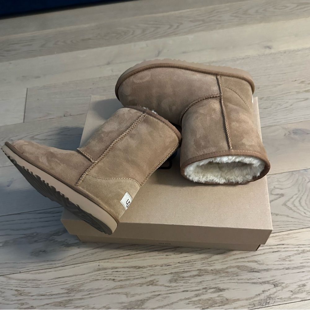 UGG Classic II Boots For Kids Size US 4 (BLACK & CHESTNUT). Worn twice, Like New - Picture 5 of 14